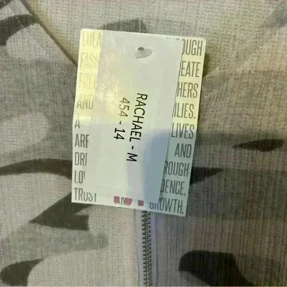 LuLaRoe Rachel zip up tank. Camo size Med - Picture 3 of 3